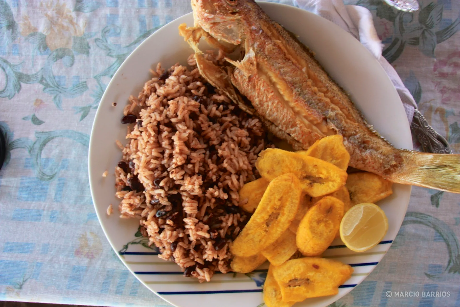 Fried fish with red beans and rice, and tajadas
